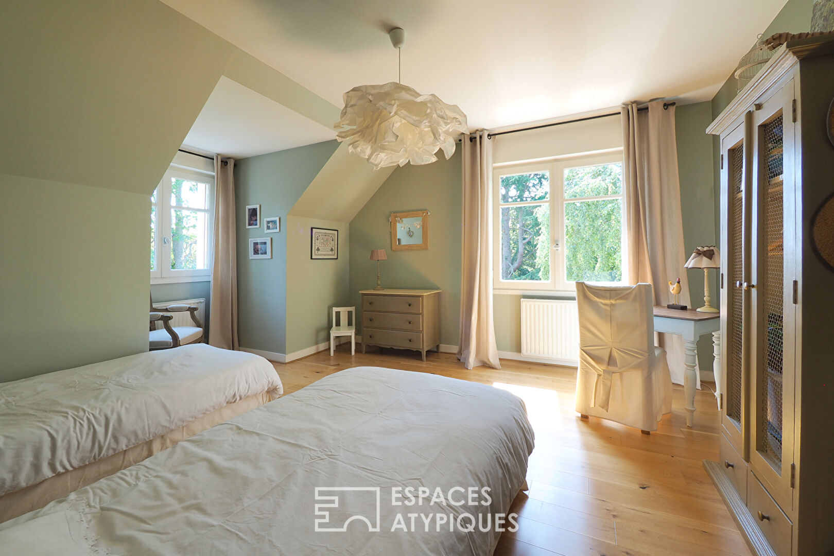 Propriété familiale avec terrasse et jardin arboré