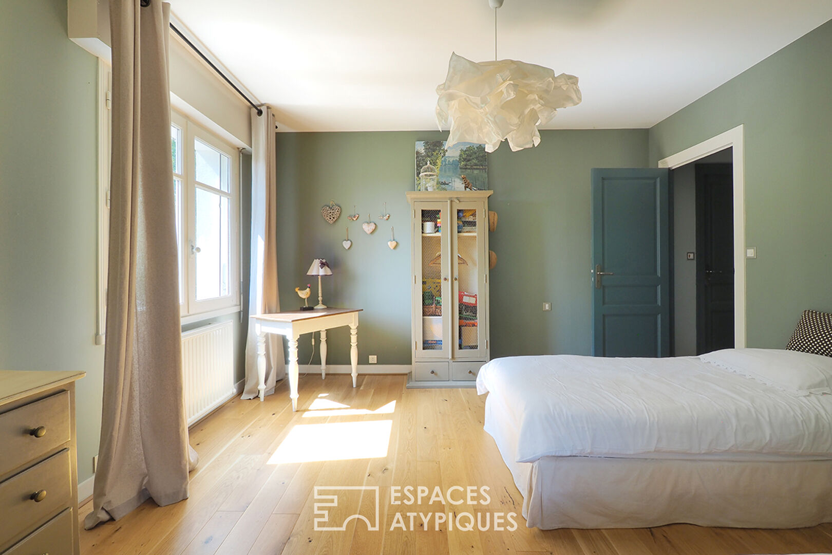 Propriété familiale avec terrasse et jardin arboré