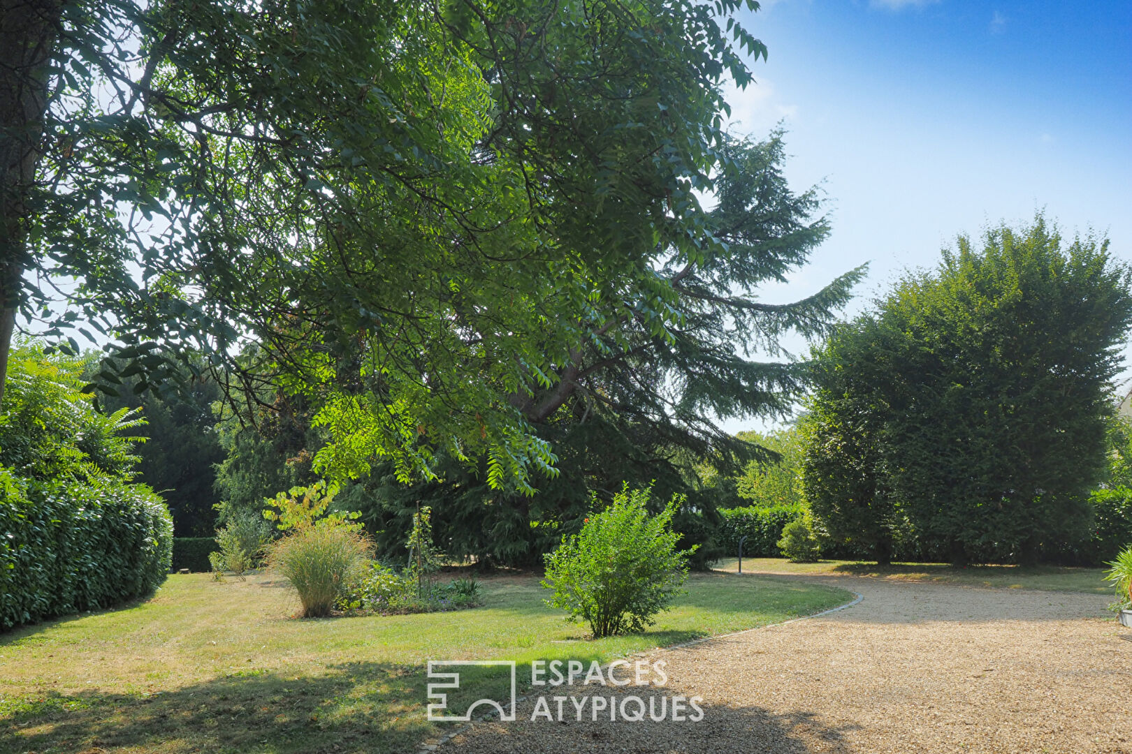 Propriété familiale avec terrasse et jardin arboré