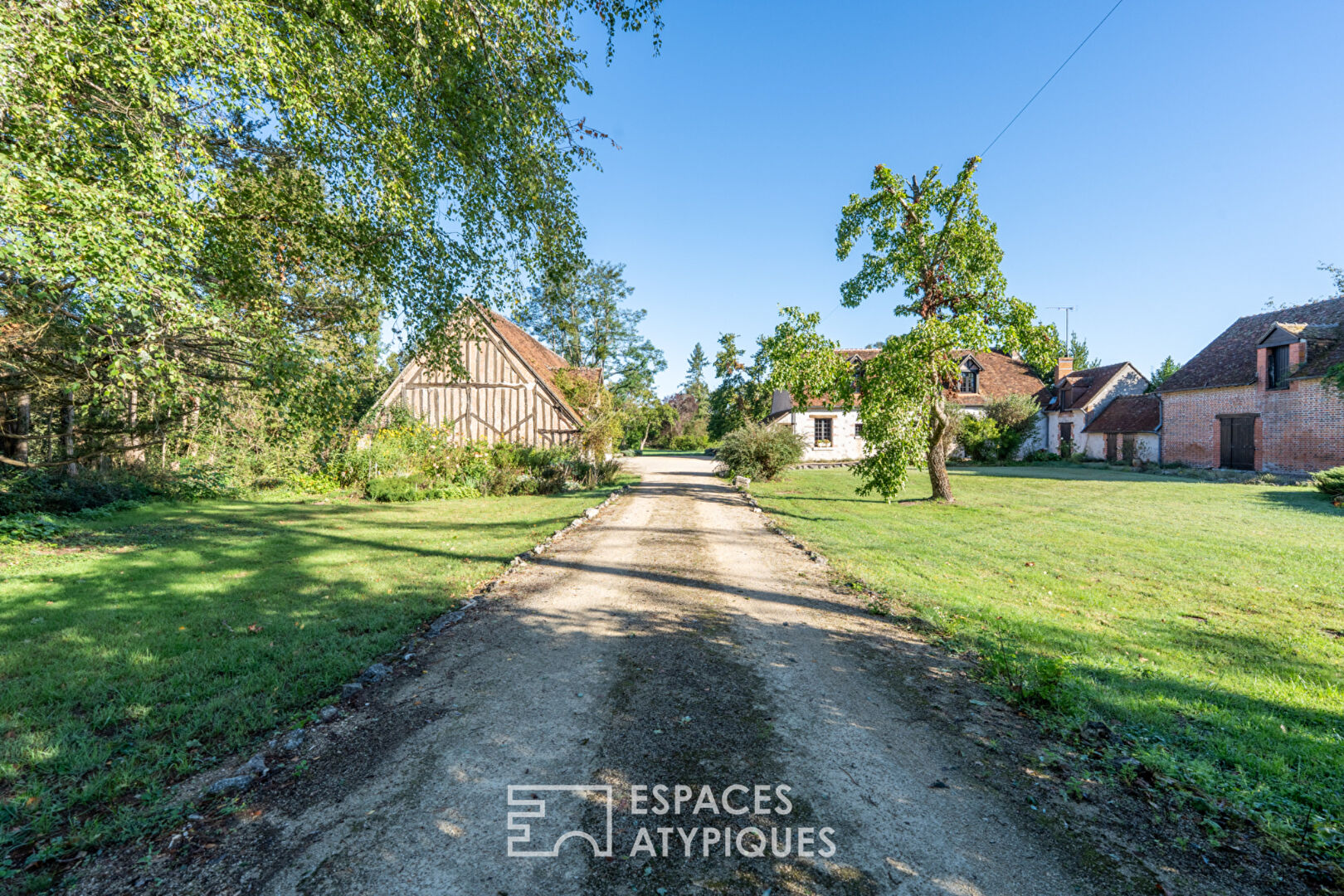 11th century property and its outbuildings on more than 5 hectares