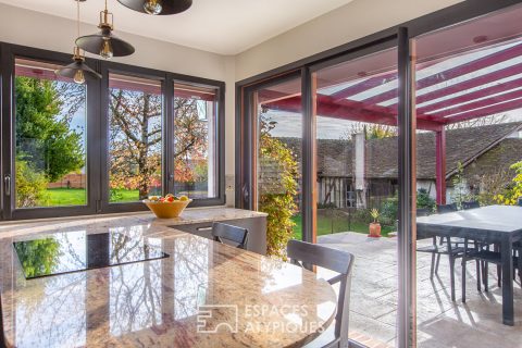 Maison des années 30 en coeur de village avec dépendances et piscine