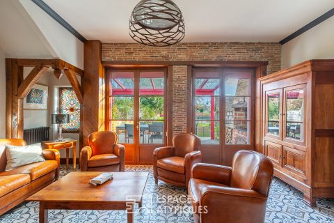 Maison des années 30 en coeur de village avec dépendances et piscine