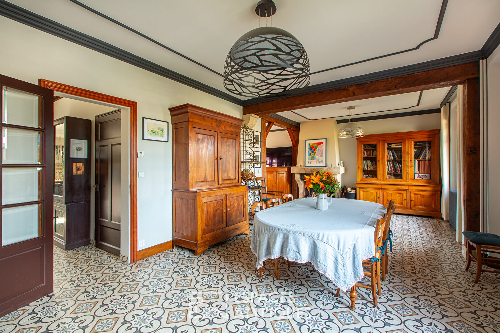 Maison des années 30 en coeur de village avec dépendances et piscine