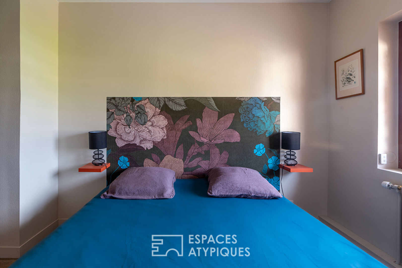 Maison des années 30 en coeur de village avec dépendances et piscine