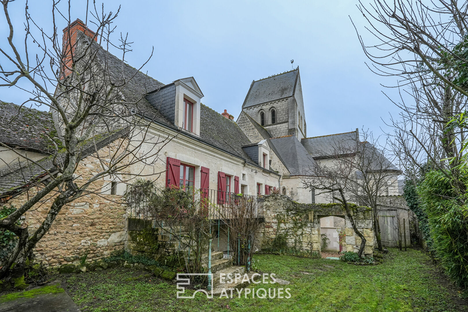 Ancien presbytère rénové avec jardinet