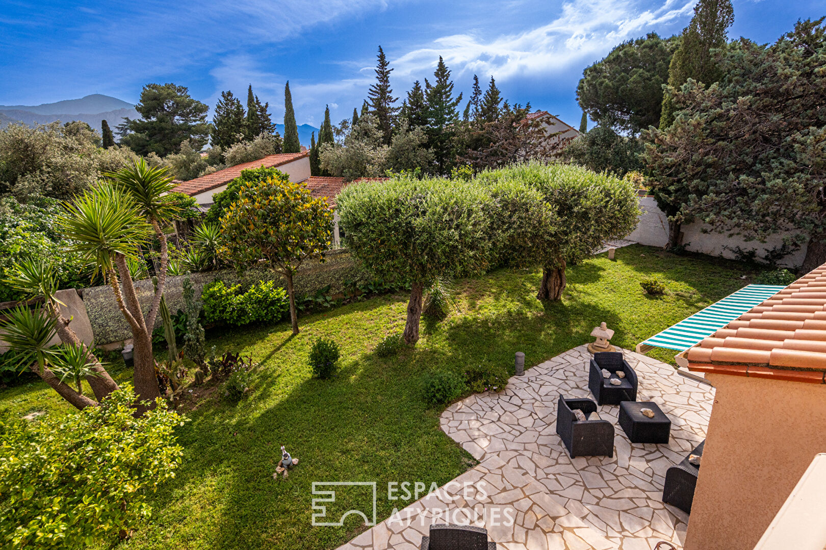 Grande maison familiale avec jardin paysagé