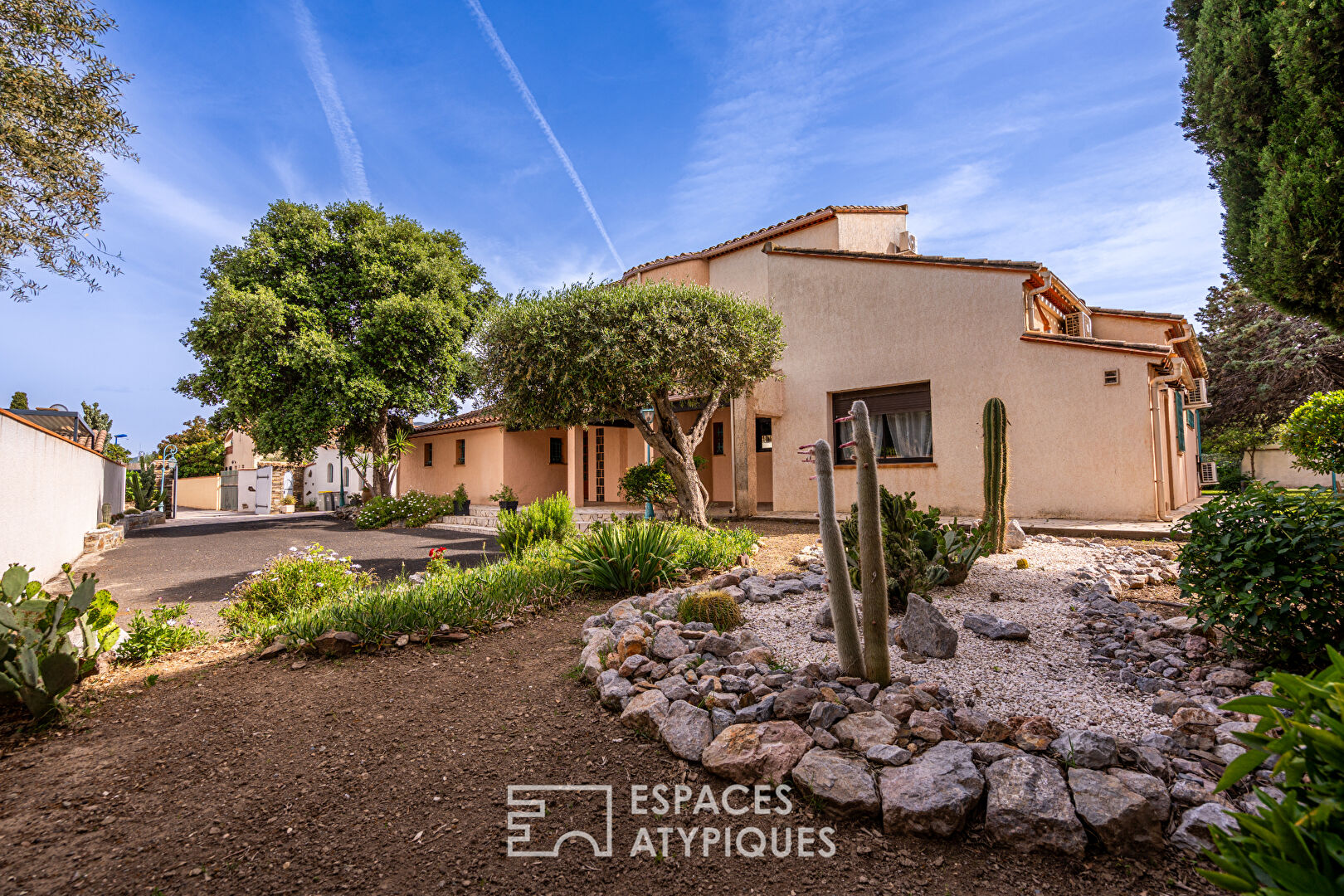Grande maison familiale avec jardin paysagé