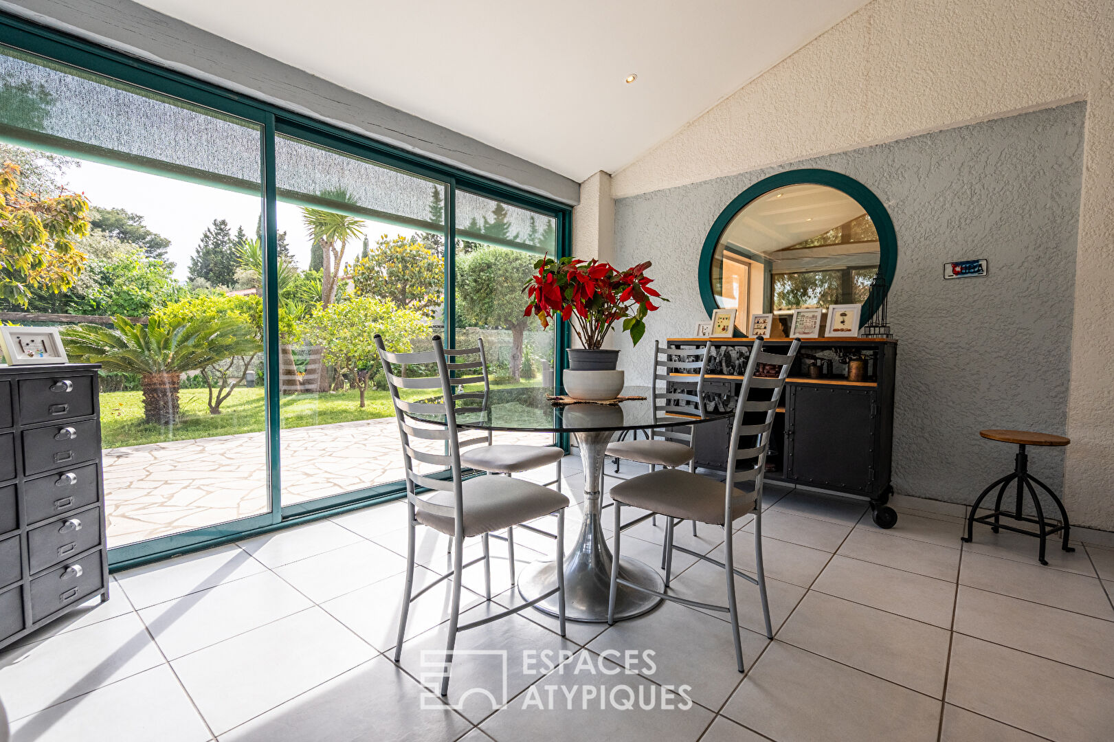 Grande maison familiale avec jardin paysagé