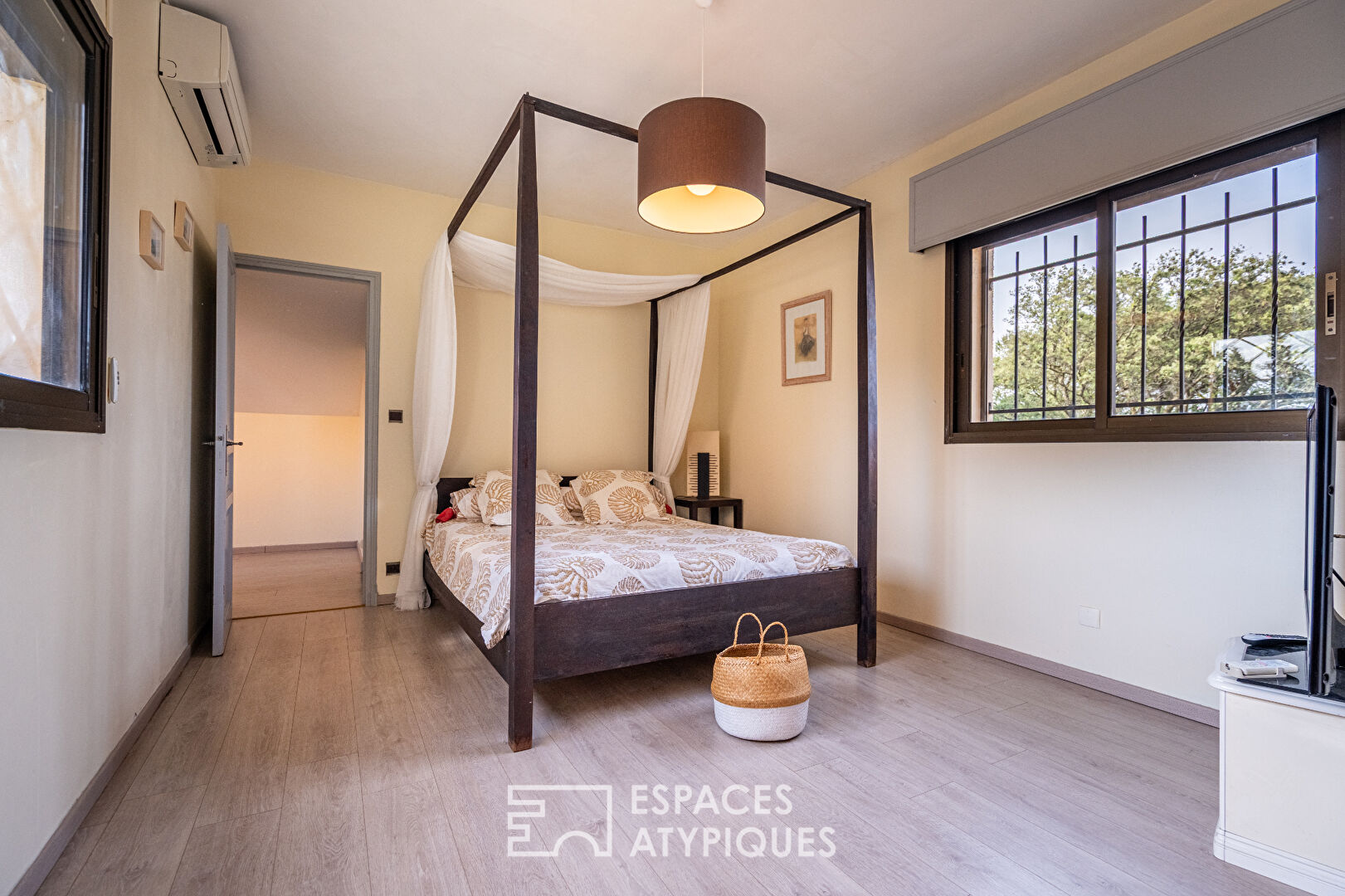 Grande maison familiale avec jardin paysagé