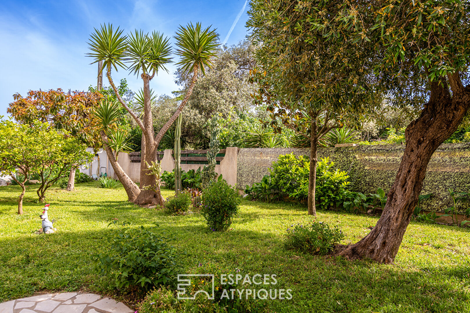 Grande maison familiale avec jardin paysagé