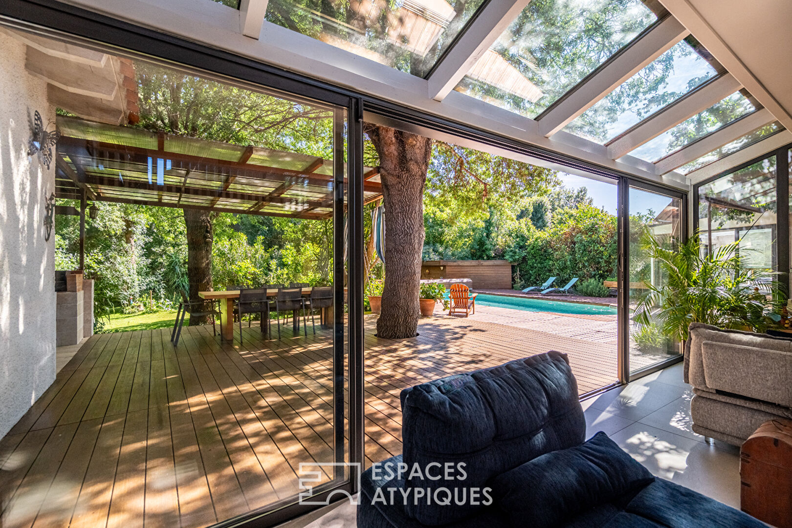 Maison d’architecte avec piscine dans un écrin paysagé