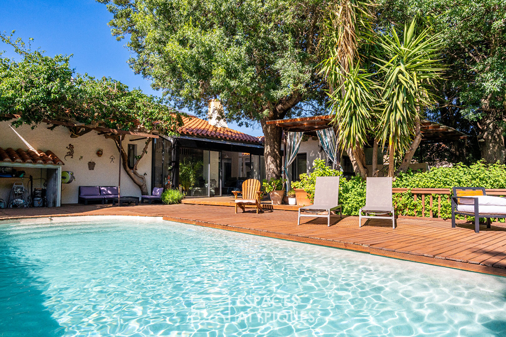 Maison d’architecte avec piscine dans un écrin paysagé