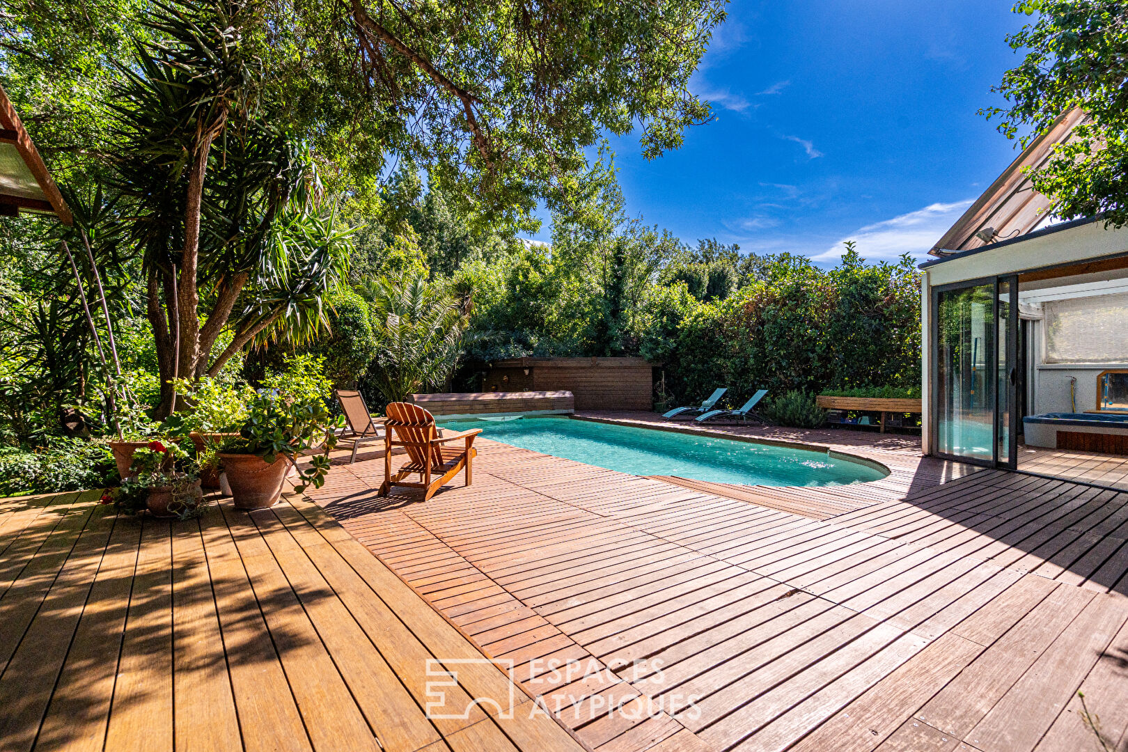 Maison d’architecte avec piscine dans un écrin paysagé