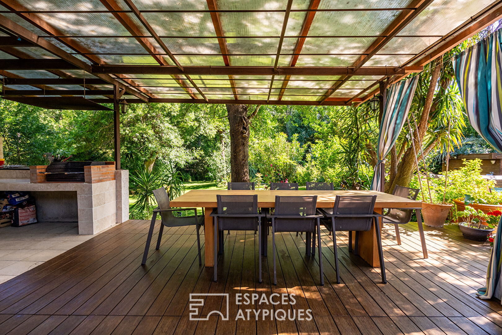Maison d’architecte avec piscine dans un écrin paysagé