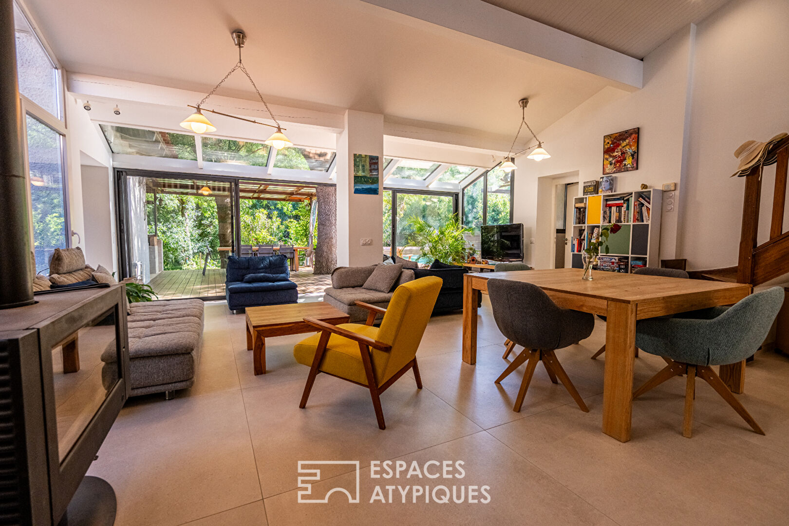 Maison d’architecte avec piscine dans un écrin paysagé