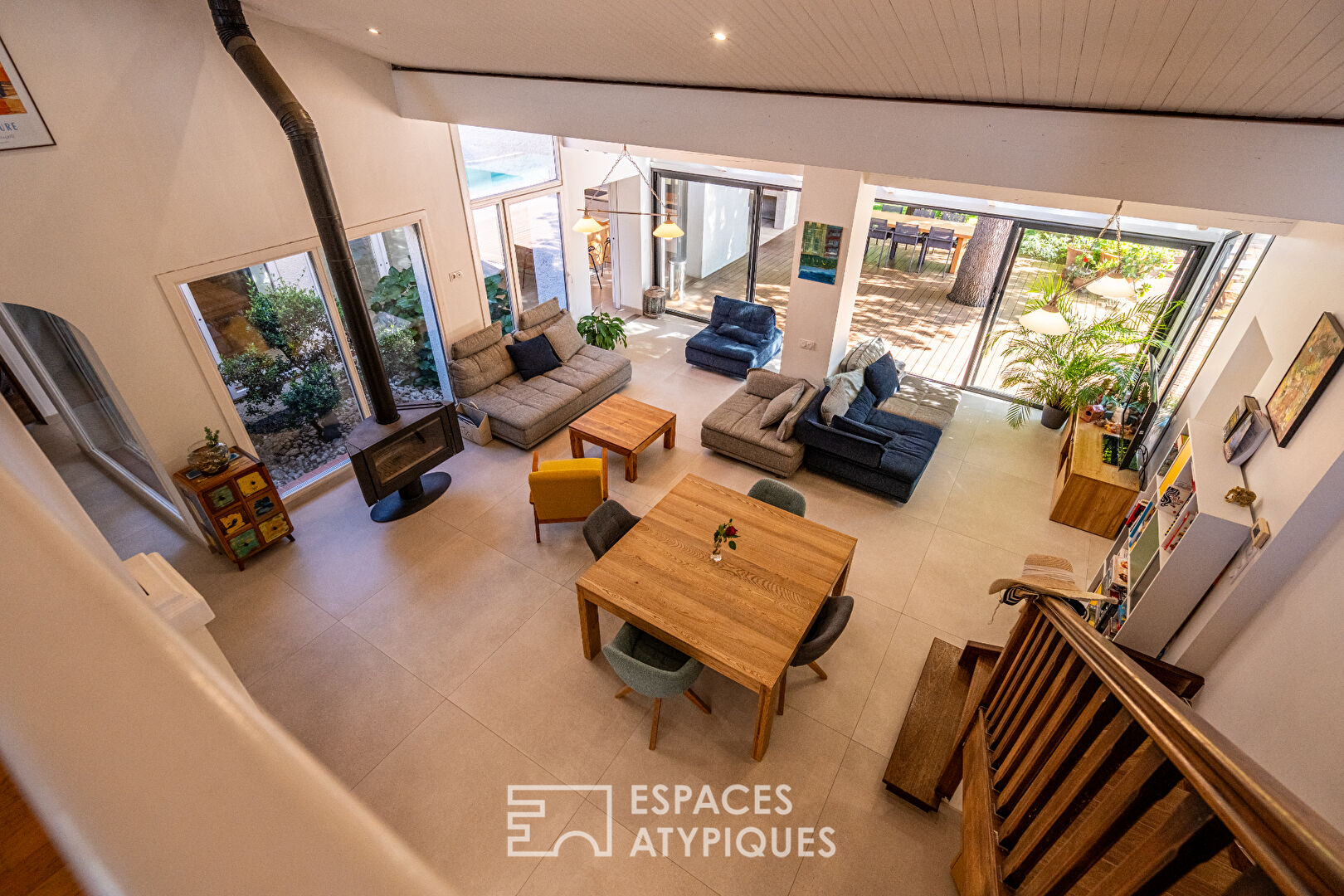 Maison d’architecte avec piscine dans un écrin paysagé
