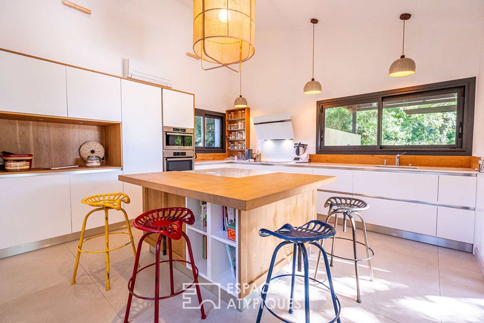 Maison d’architecte avec piscine dans un écrin paysagé