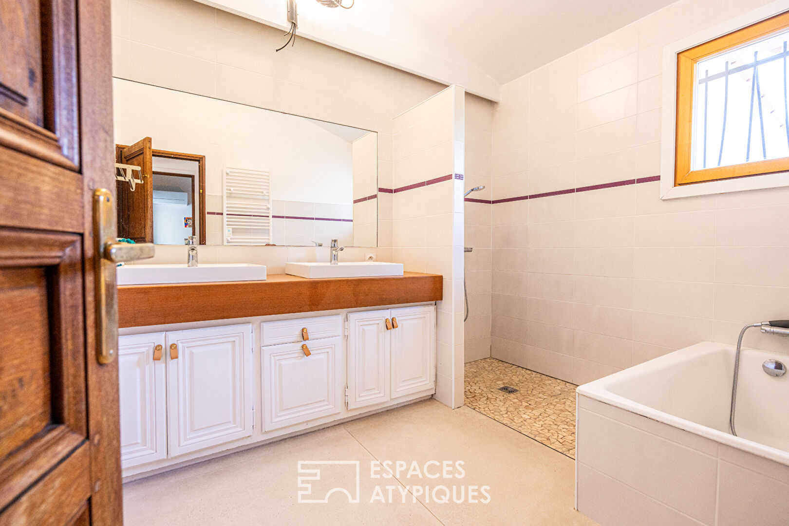Maison d’architecte avec piscine dans un écrin paysagé