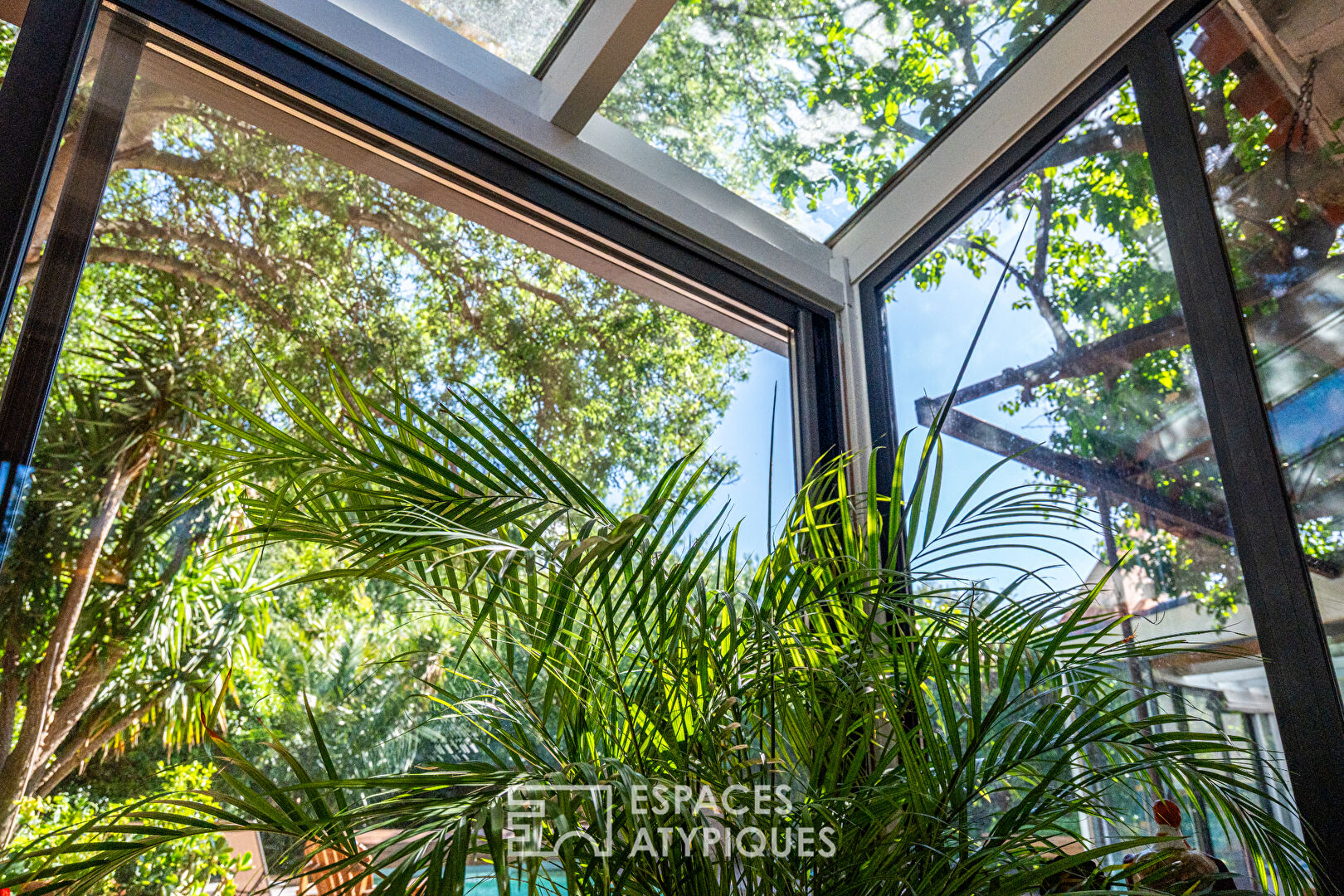 Maison d’architecte avec piscine dans un écrin paysagé