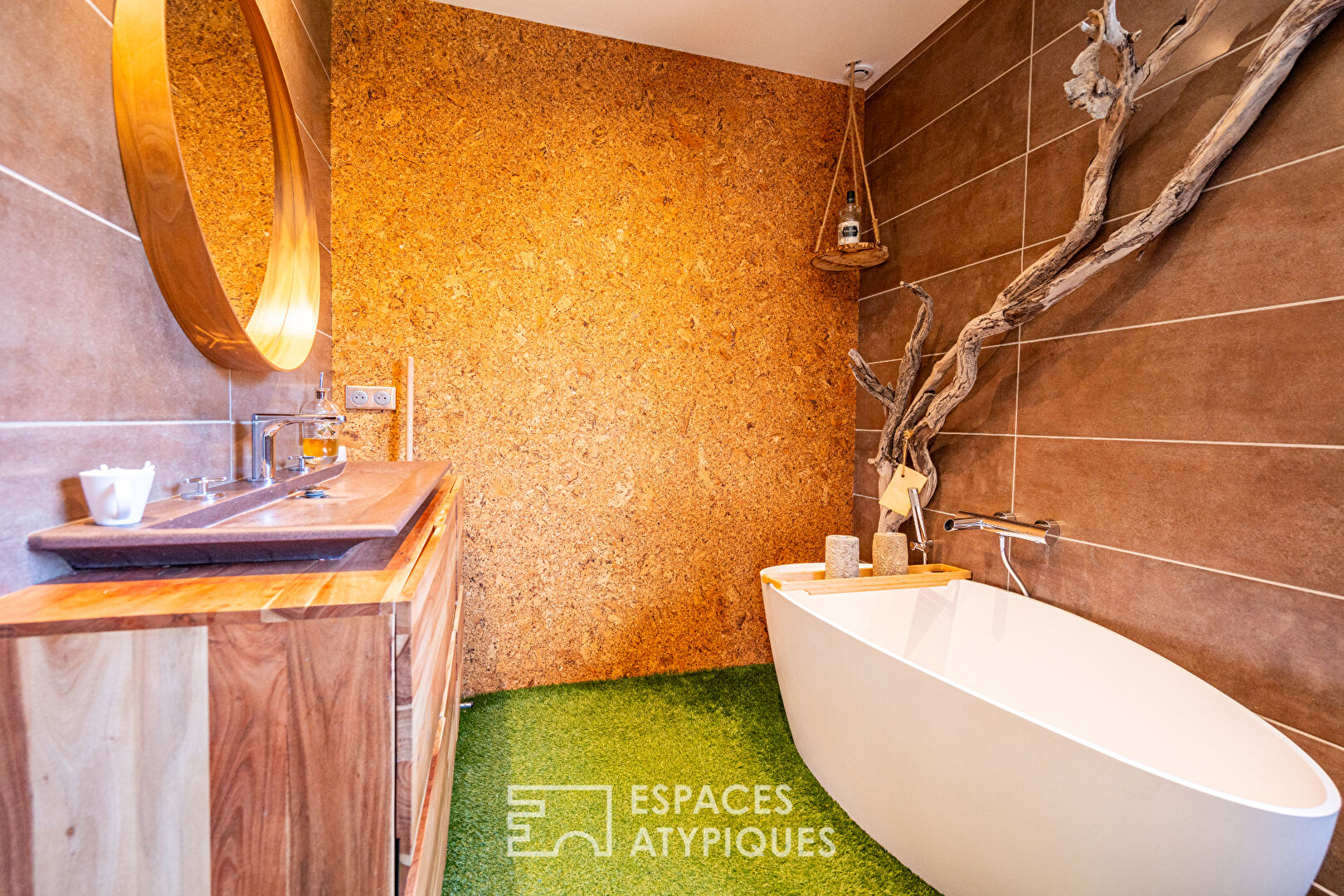 Belle villa haut de gamme avec piscine, confort et art de vivre.