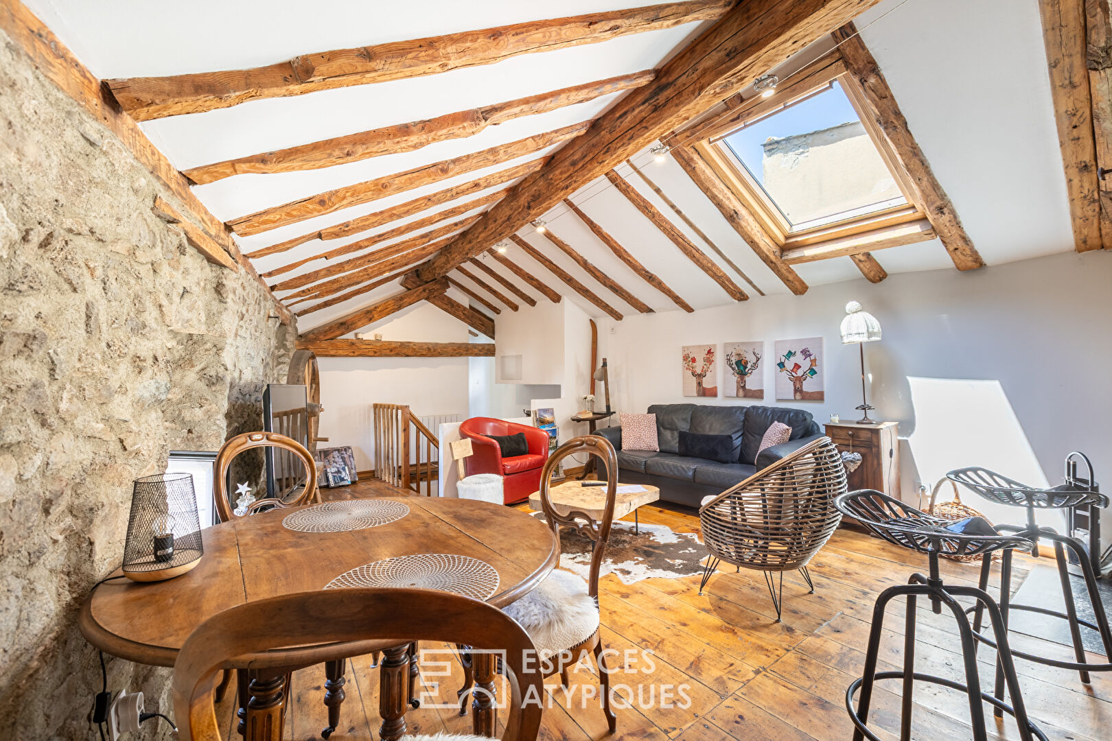 Ancien presbitère rénové en maison ou chambres d’hôtes à la montagne