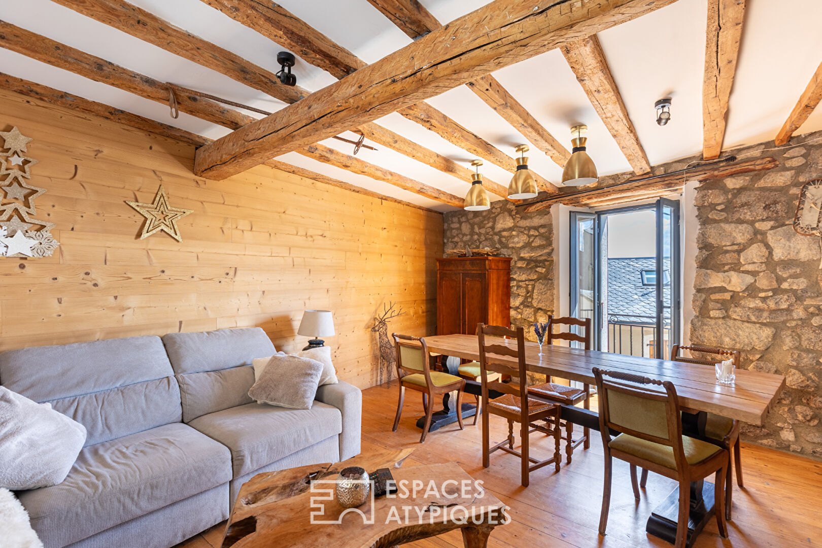 Ancien presbitère rénové en maison ou chambres d’hôtes à la montagne