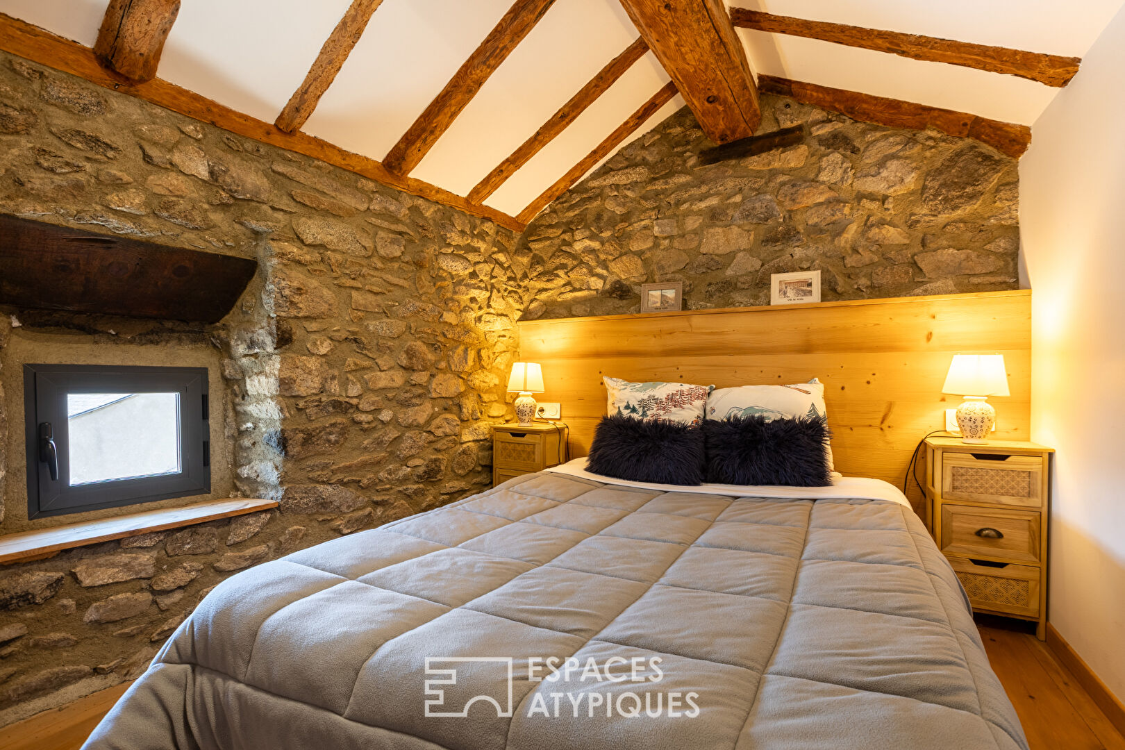 Ancien presbitère rénové en maison ou chambres d’hôtes à la montagne