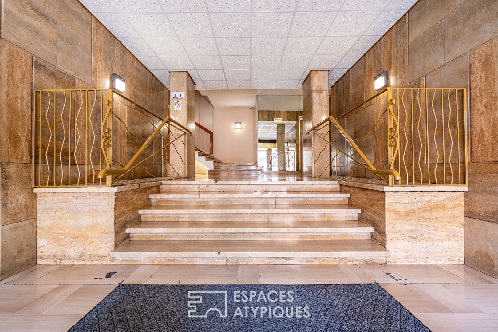 Ancien cabinet réhabilité en appartement avec piscine