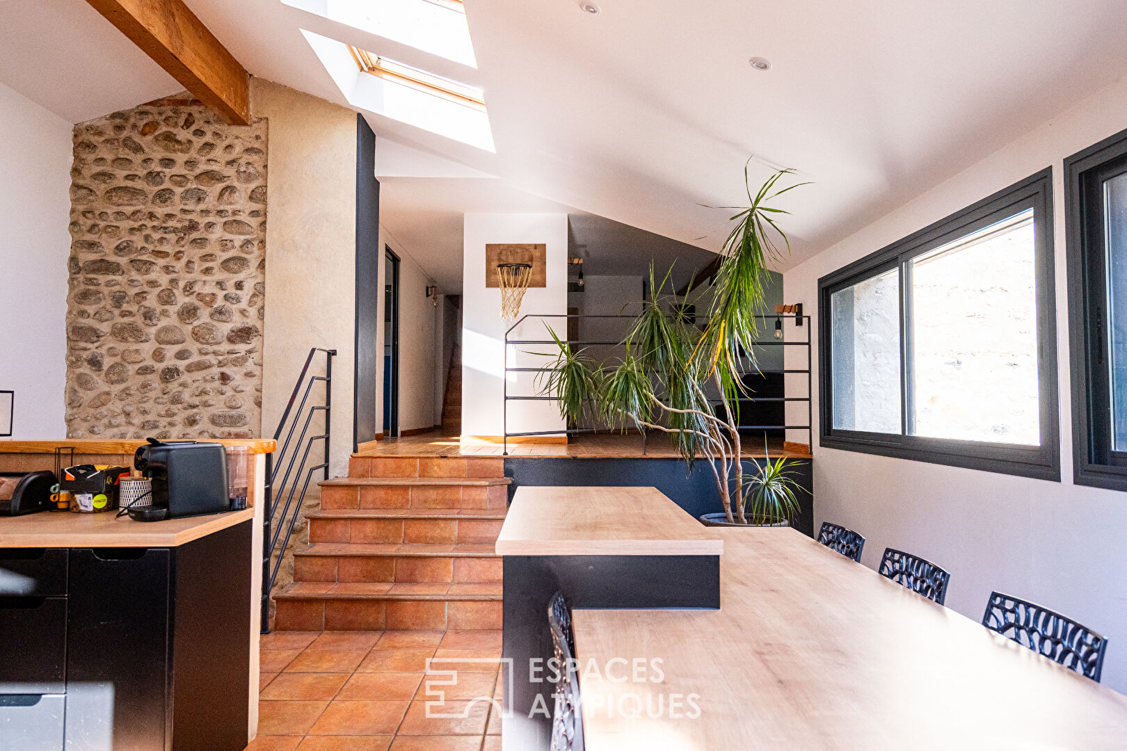 Ancien chai rénové avec extension contemporaine et piscine