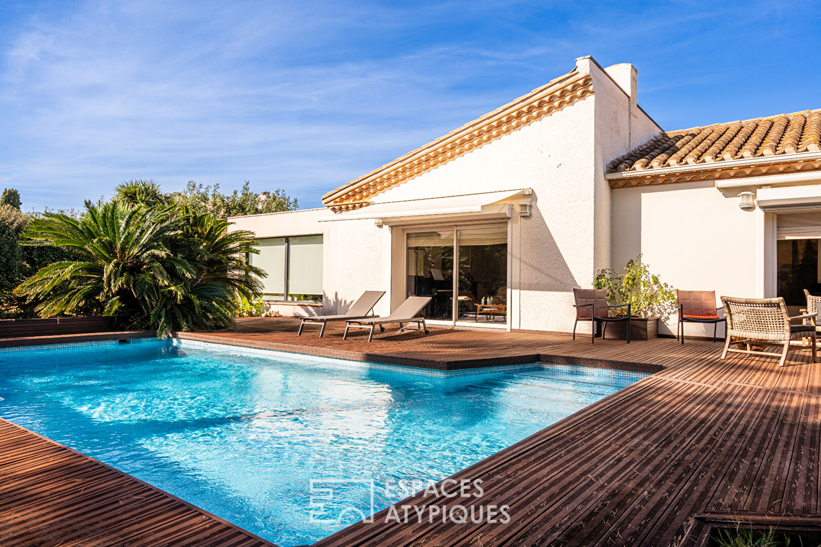 Villa avec piscine et jardin luxuriant dans le quartier du Golf