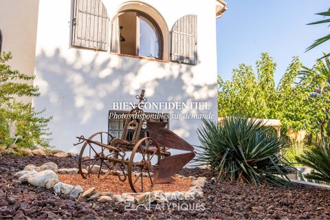 Belle villa à l’esprit hacienda méditerranéen, nichée dans son écrin de verdure à deux pas de la mer