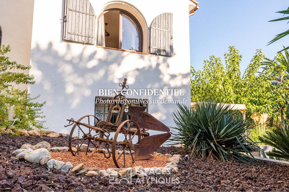 Belle villa à l'esprit hacienda méditerranéen, nichée dans son écrin de verdure à deux pas de la mer