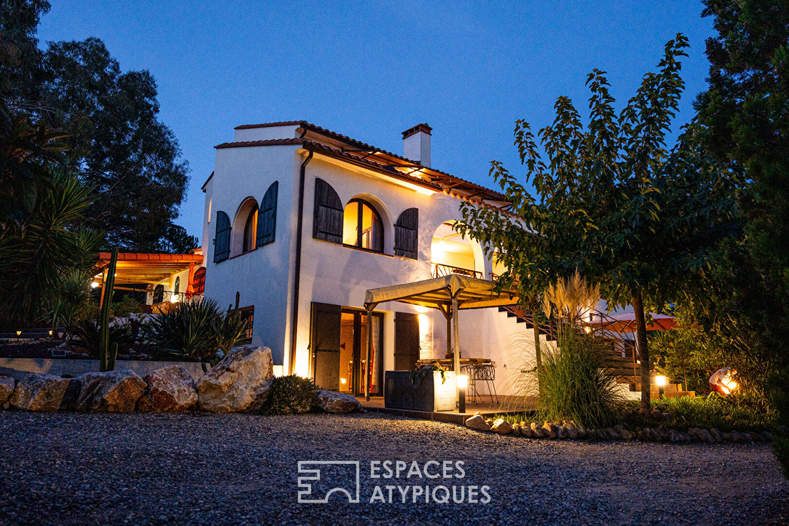 Belle villa à l’esprit hacienda méditerranéen, nichée dans son écrin de verdure à deux pas de la mer