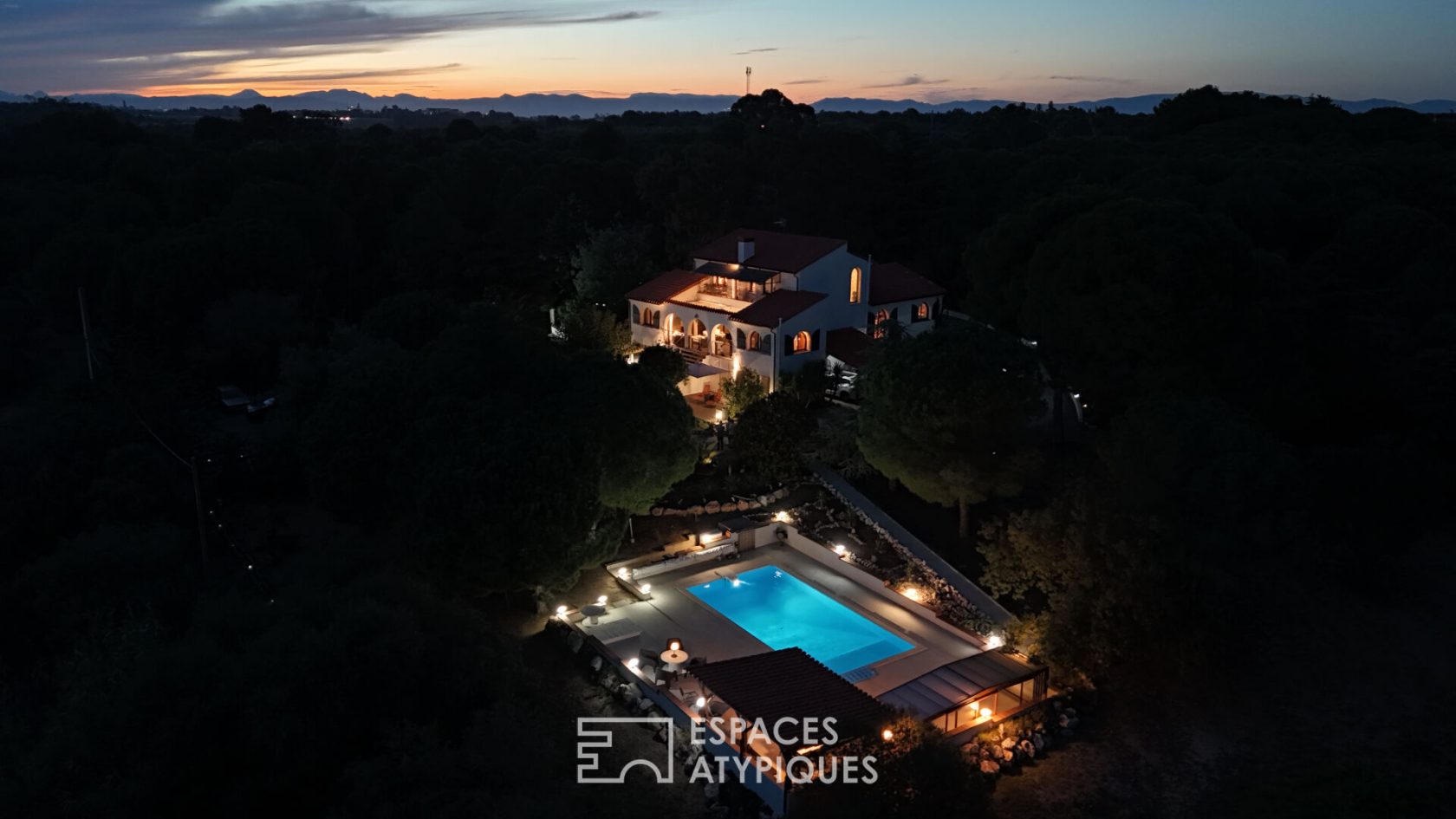 Belle villa à l’esprit hacienda méditerranéen, nichée dans son écrin de verdure à deux pas de la mer