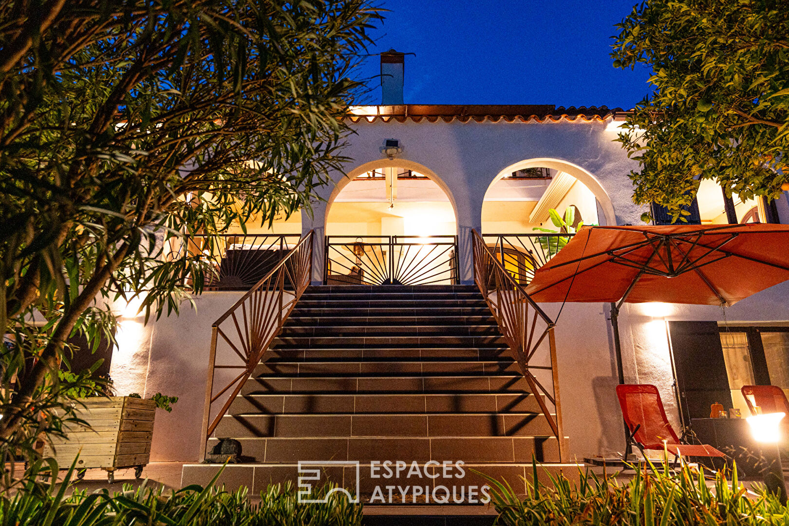 Belle villa à l’esprit hacienda méditerranéen, nichée dans son écrin de verdure à deux pas de la mer