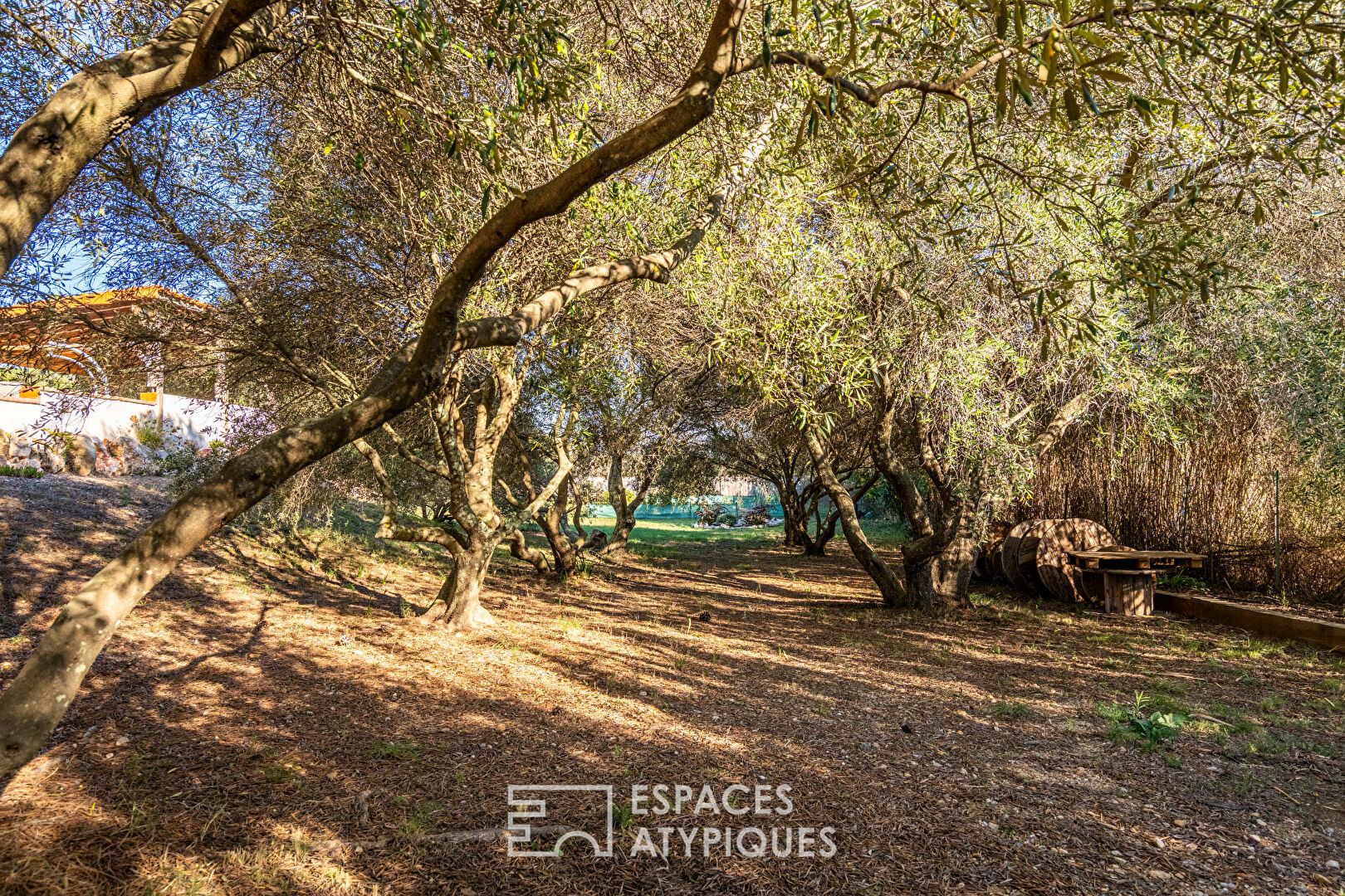 Belle villa à l’esprit hacienda méditerranéen, nichée dans son écrin de verdure à deux pas de la mer