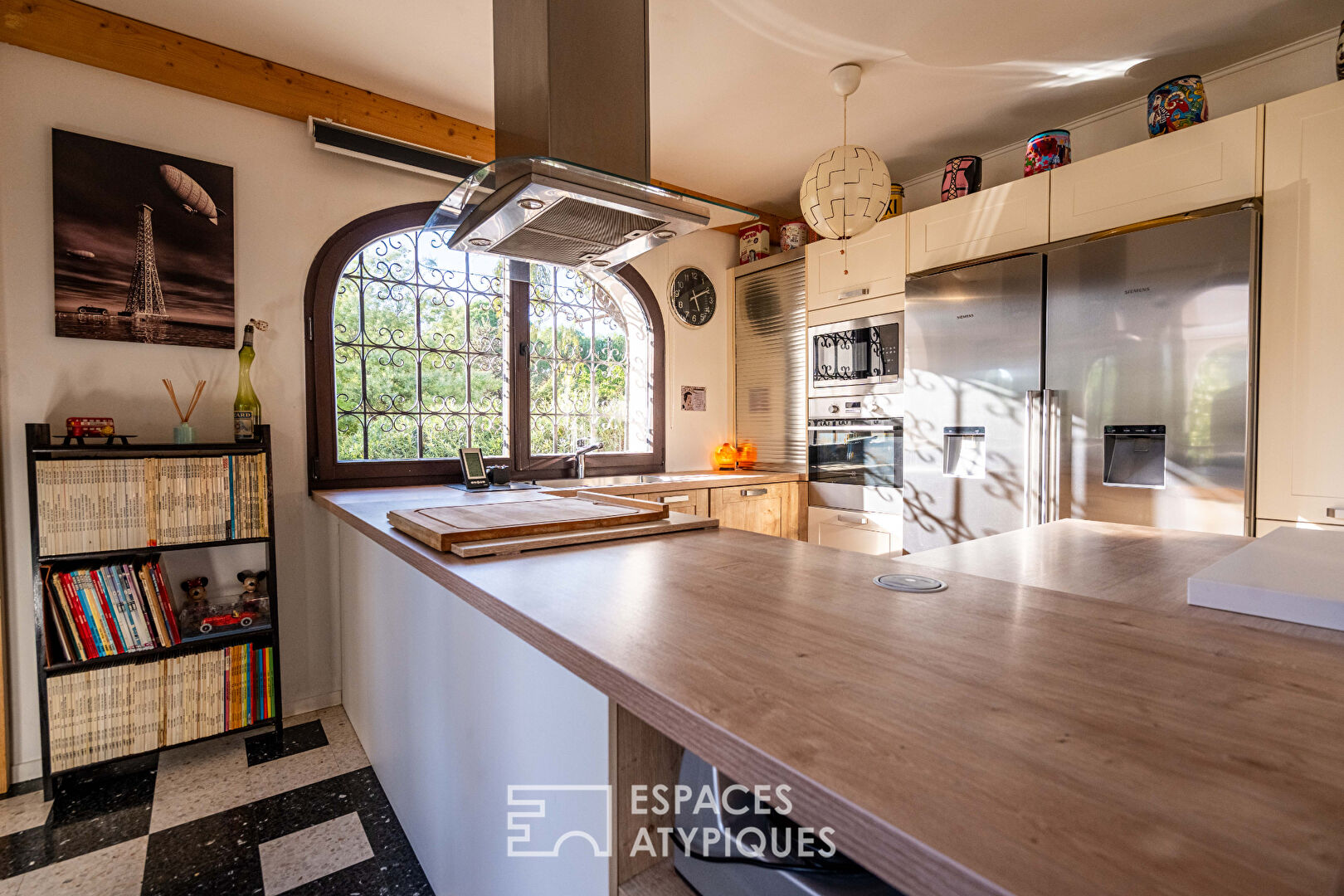 Belle villa à l’esprit hacienda méditerranéen, nichée dans son écrin de verdure à deux pas de la mer