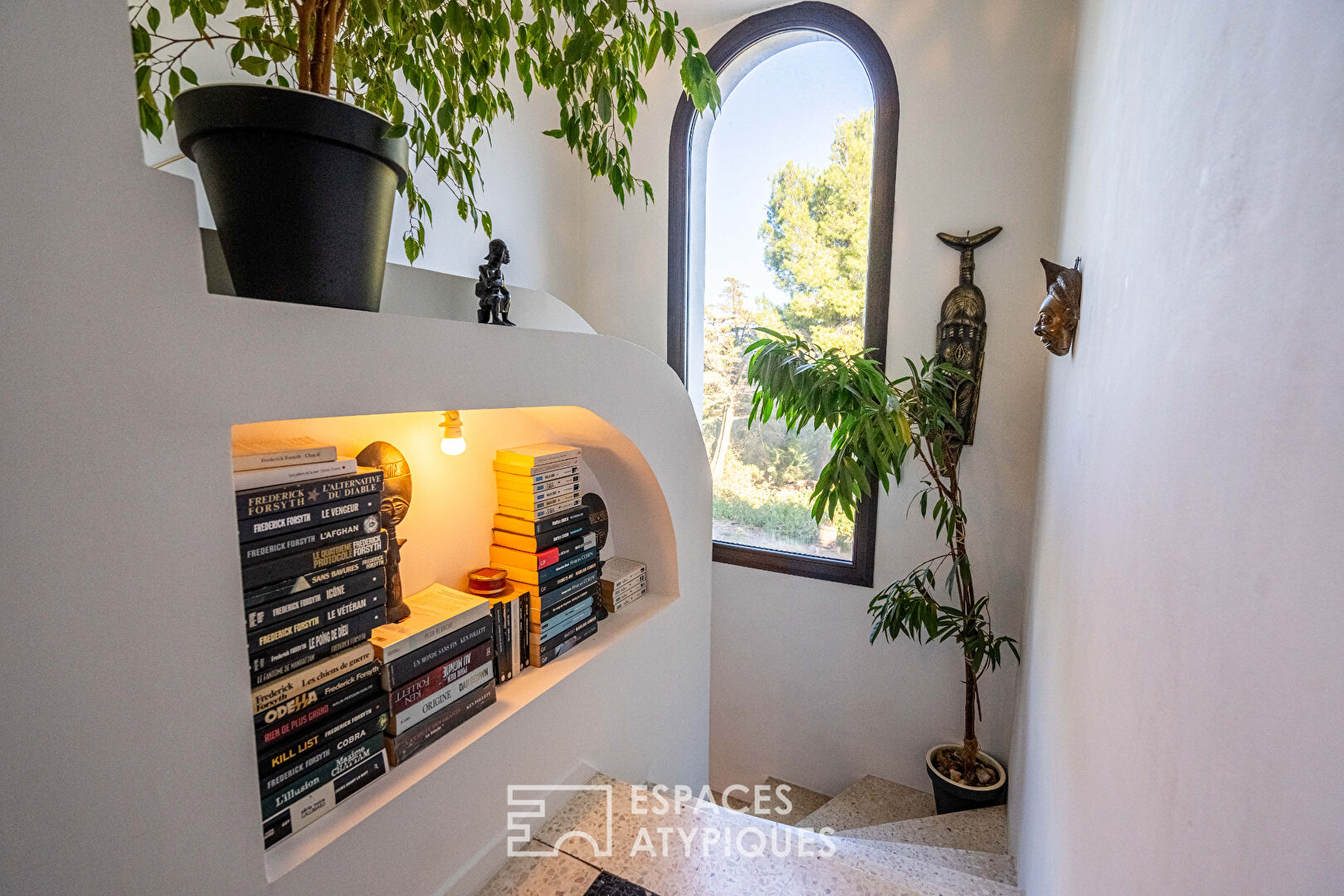 Belle villa à l’esprit hacienda méditerranéen, nichée dans son écrin de verdure à deux pas de la mer