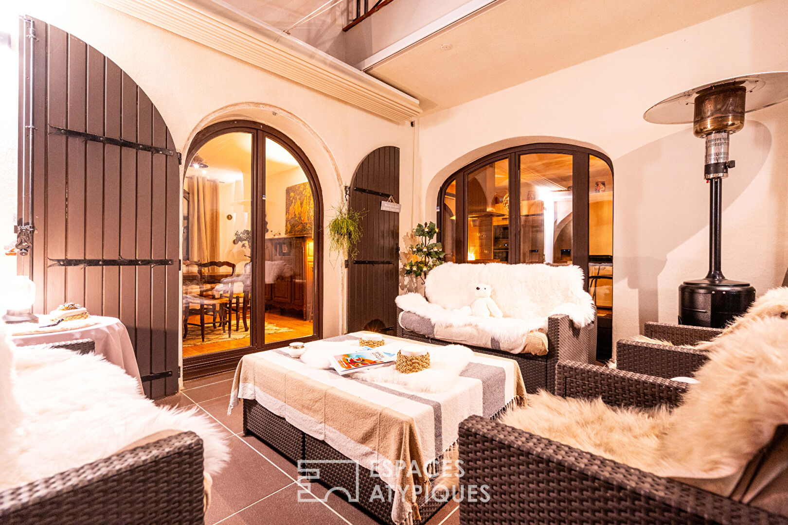 Belle villa à l’esprit hacienda méditerranéen, nichée dans son écrin de verdure à deux pas de la mer