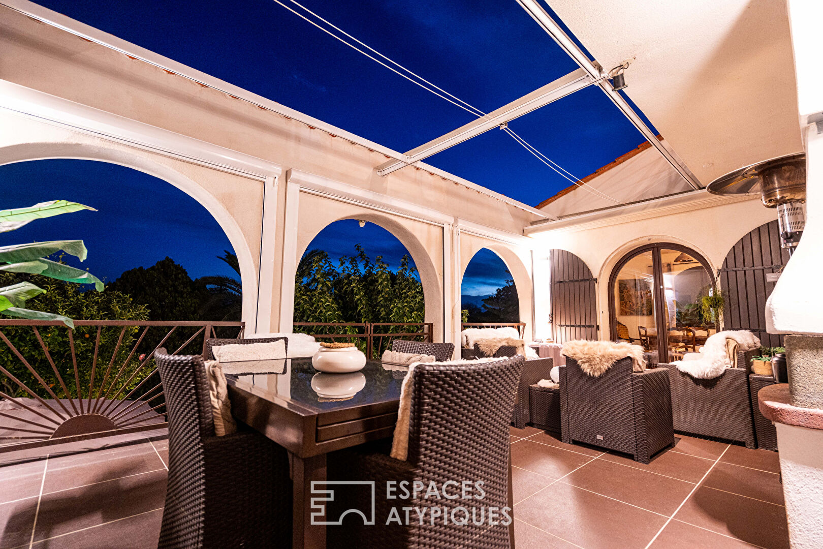 Belle villa à l’esprit hacienda méditerranéen, nichée dans son écrin de verdure à deux pas de la mer