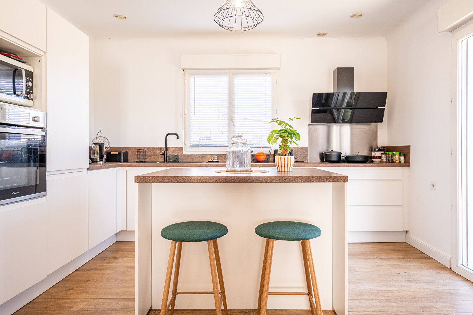 Plain-pied lumineux avec jardin paisible