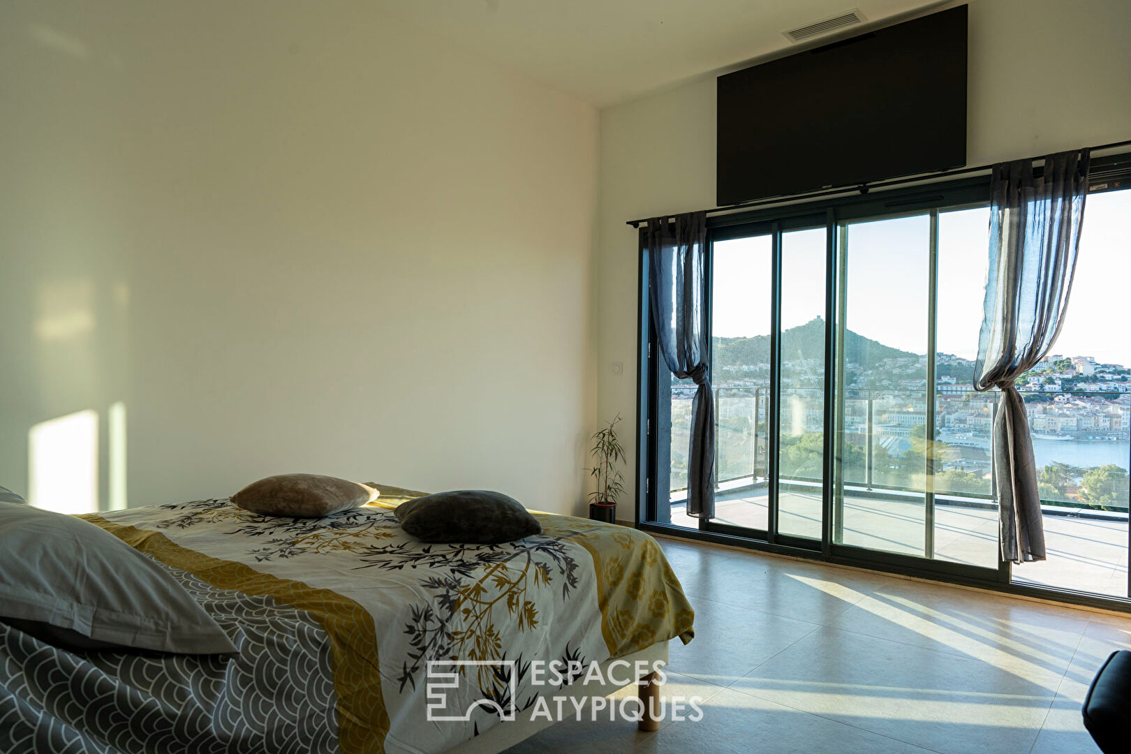 Villa contemporaine à Port-Vendres avec vue panoramique mer et montagnes