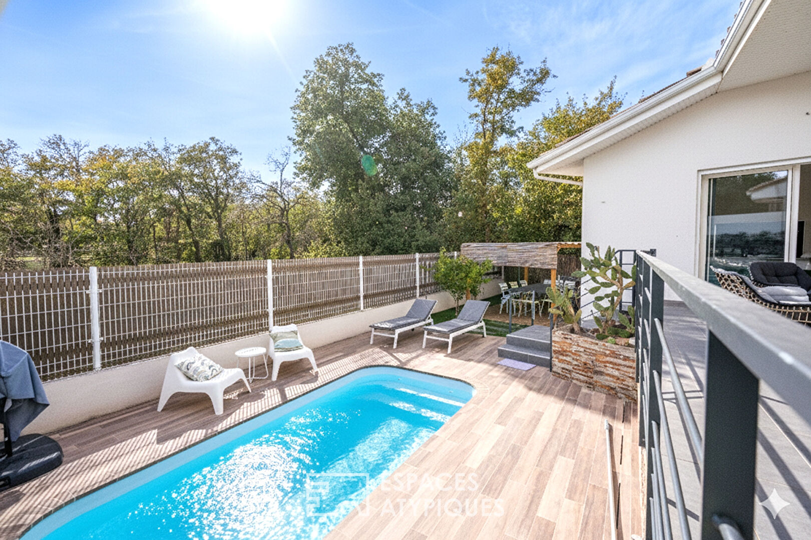 Villa contemporaine suspendue en lisière de forêt