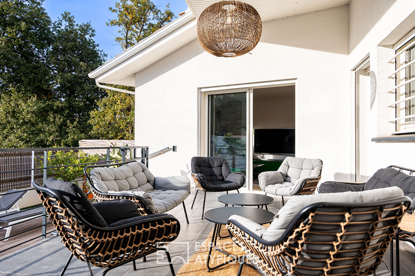 Villa contemporaine suspendue en lisière de forêt