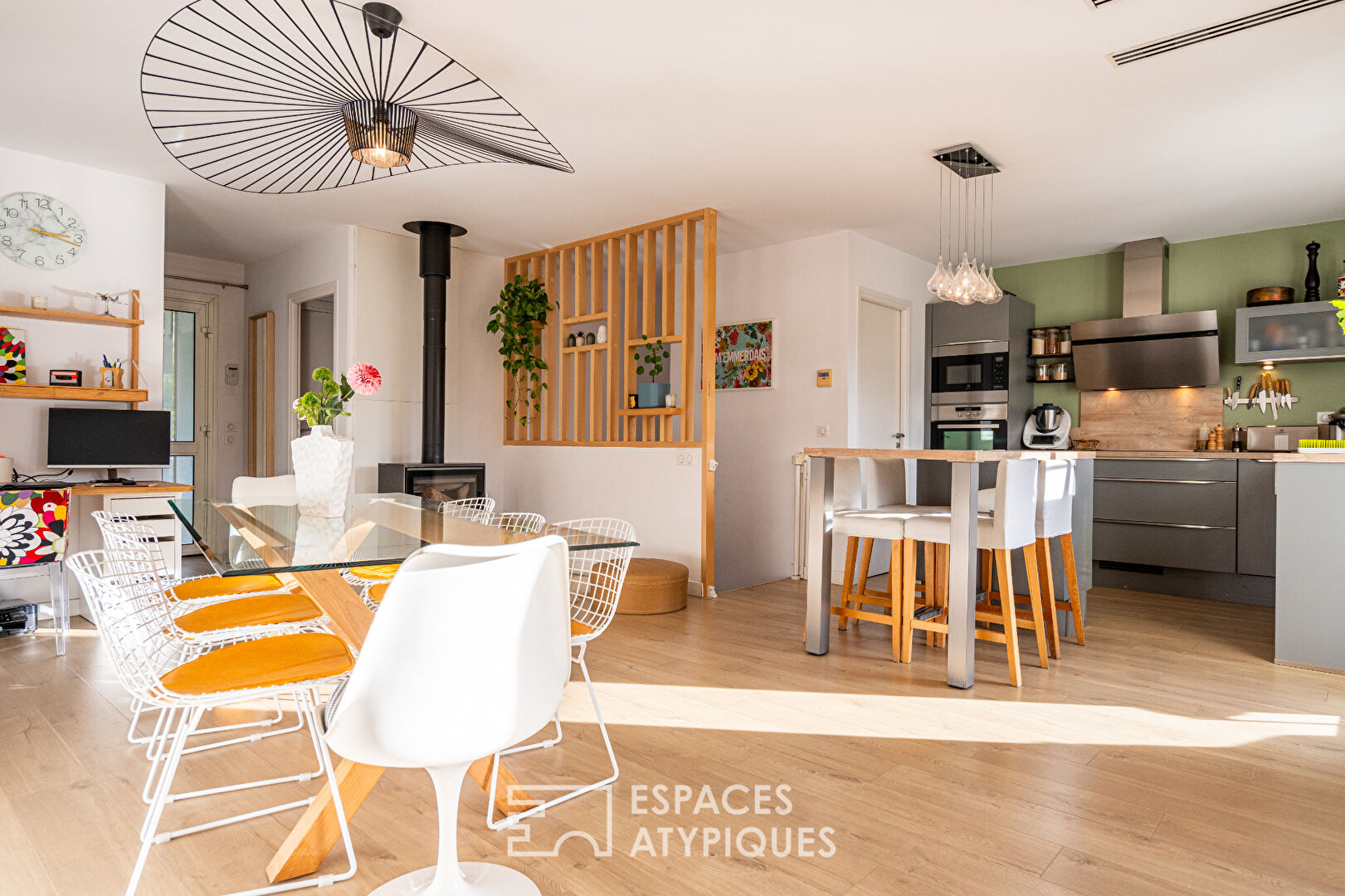 Villa contemporaine suspendue en lisière de forêt