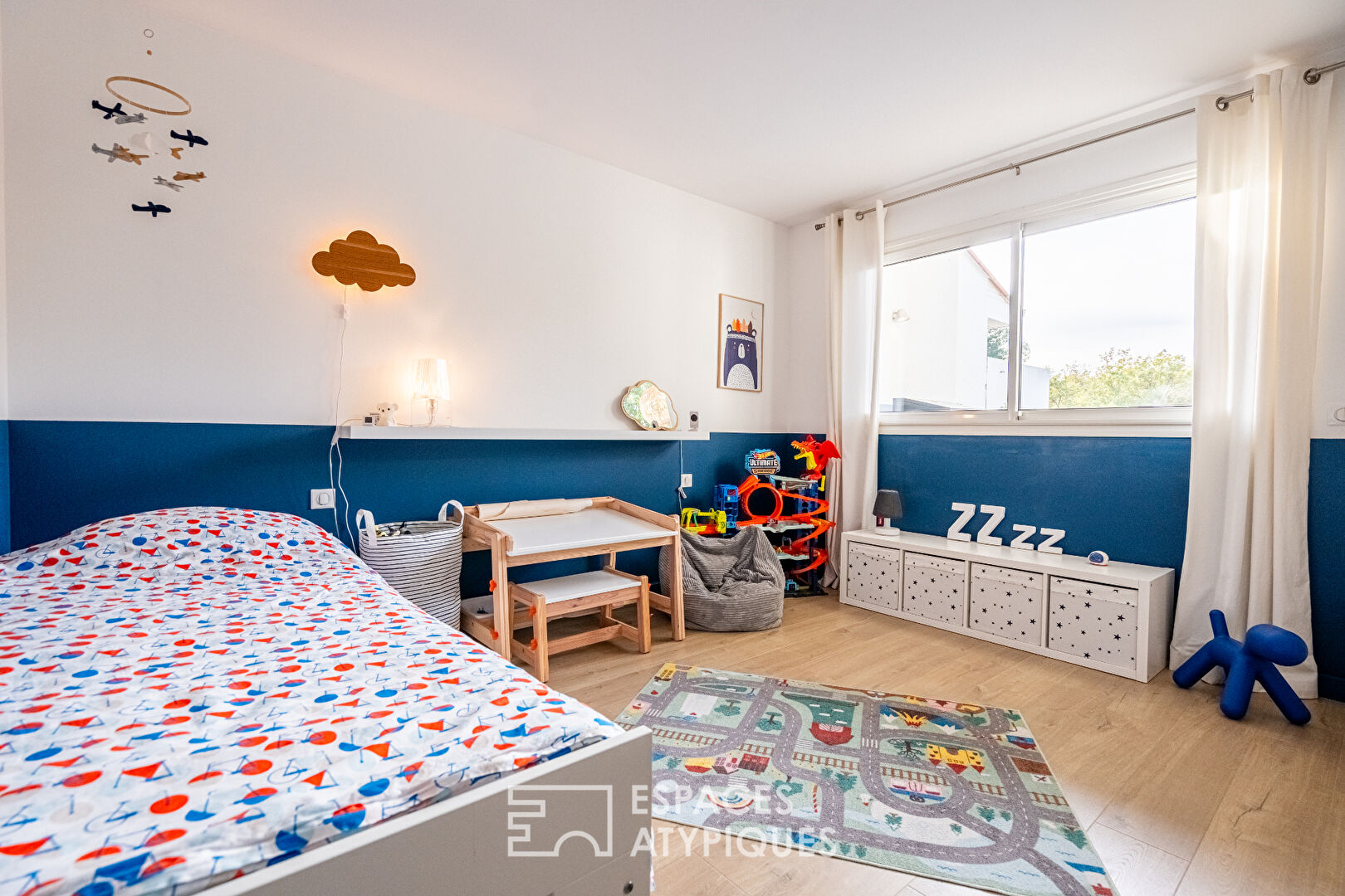 Villa contemporaine suspendue en lisière de forêt