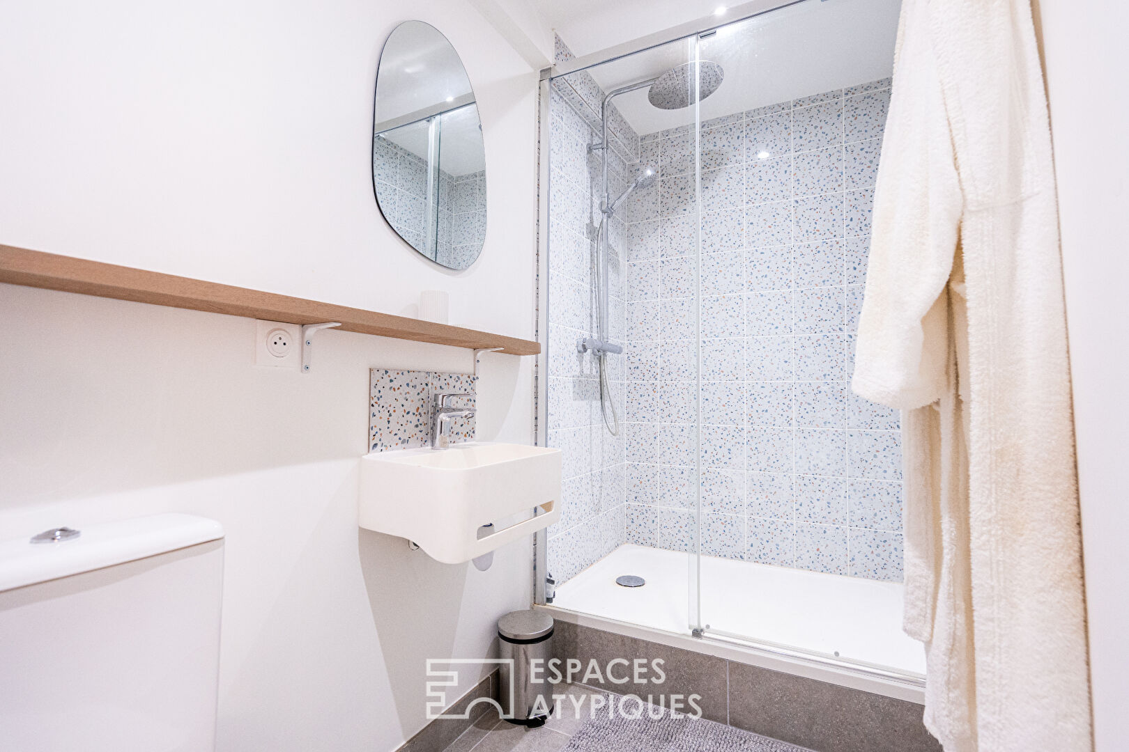 Villa contemporaine suspendue en lisière de forêt