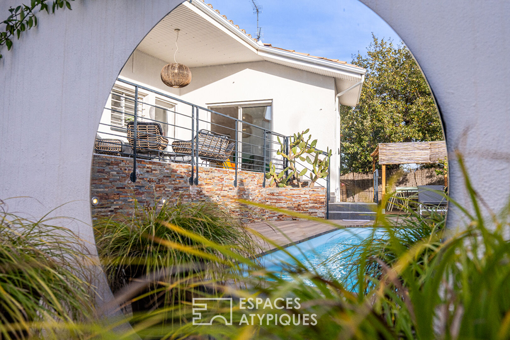 Villa contemporaine suspendue en lisière de forêt