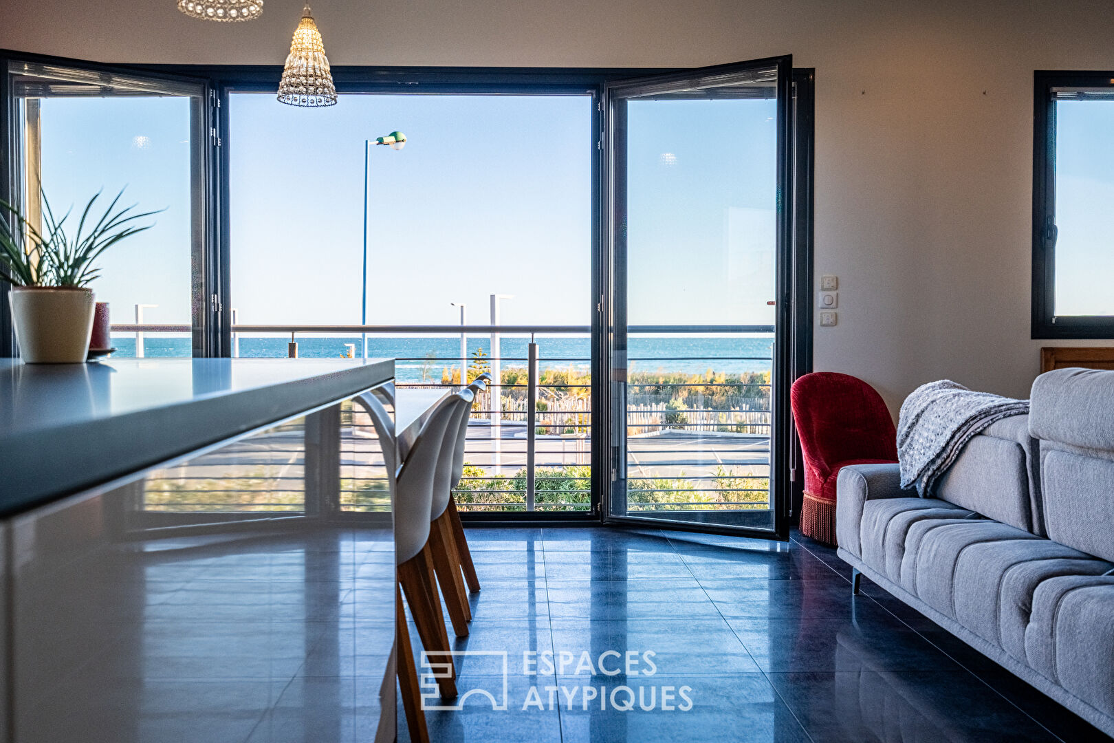 Villa contemporaine en première ligne, sublime vue mer