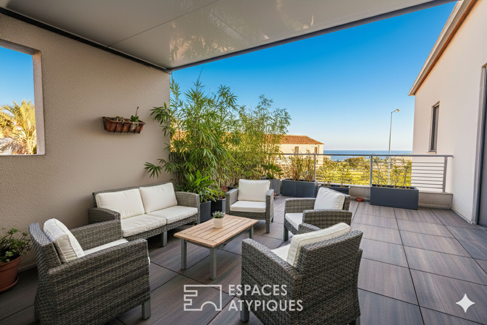 Villa contemporaine en première ligne, sublime vue mer